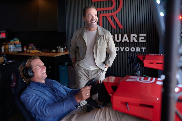 Zandvoor Robert staan en Marius in Racesim-1